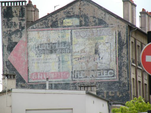  anciennes publicités peintes sur un mur d'immeuble